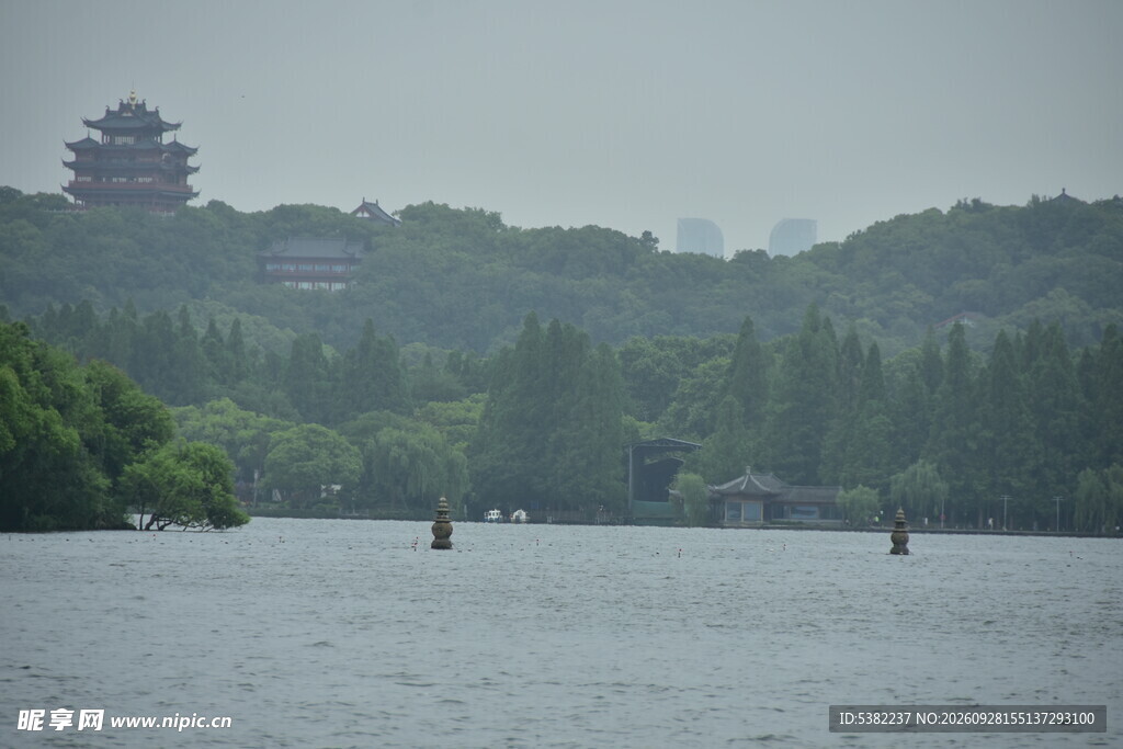 烟雨湖山古楼远景