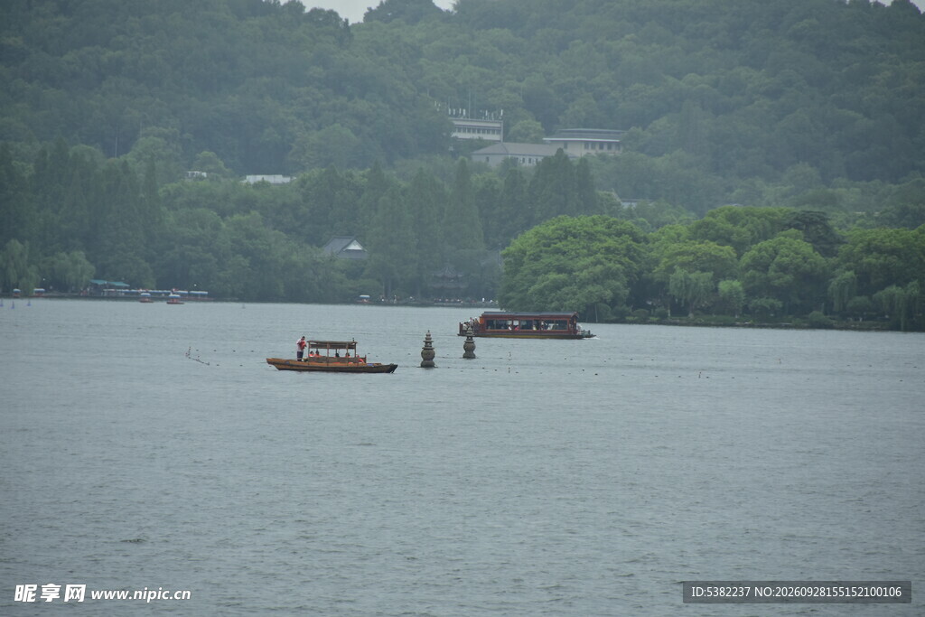 湖面游船山林风光