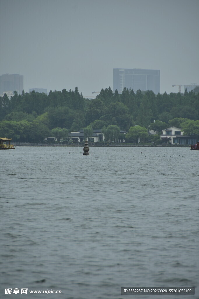 阴天朦胧湖岸远景