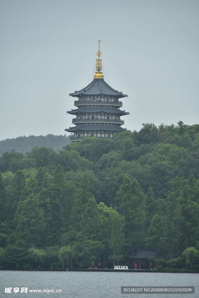 烟雨雷峰塔远景