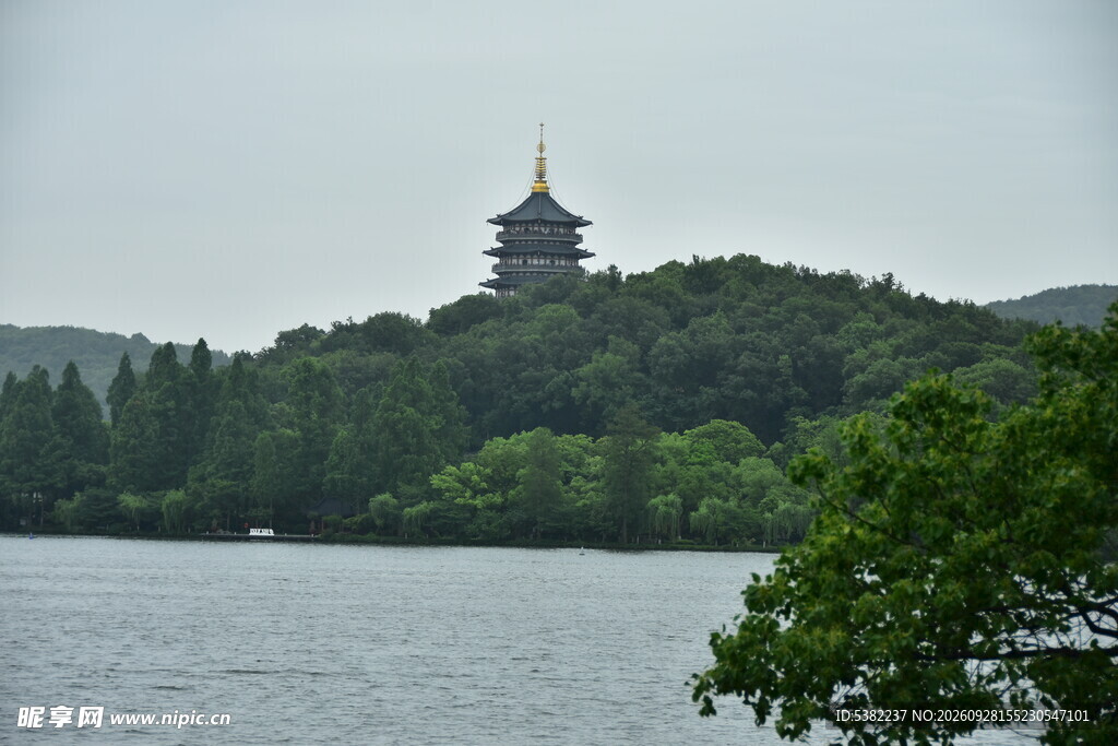 湖畔山巅古塔风光