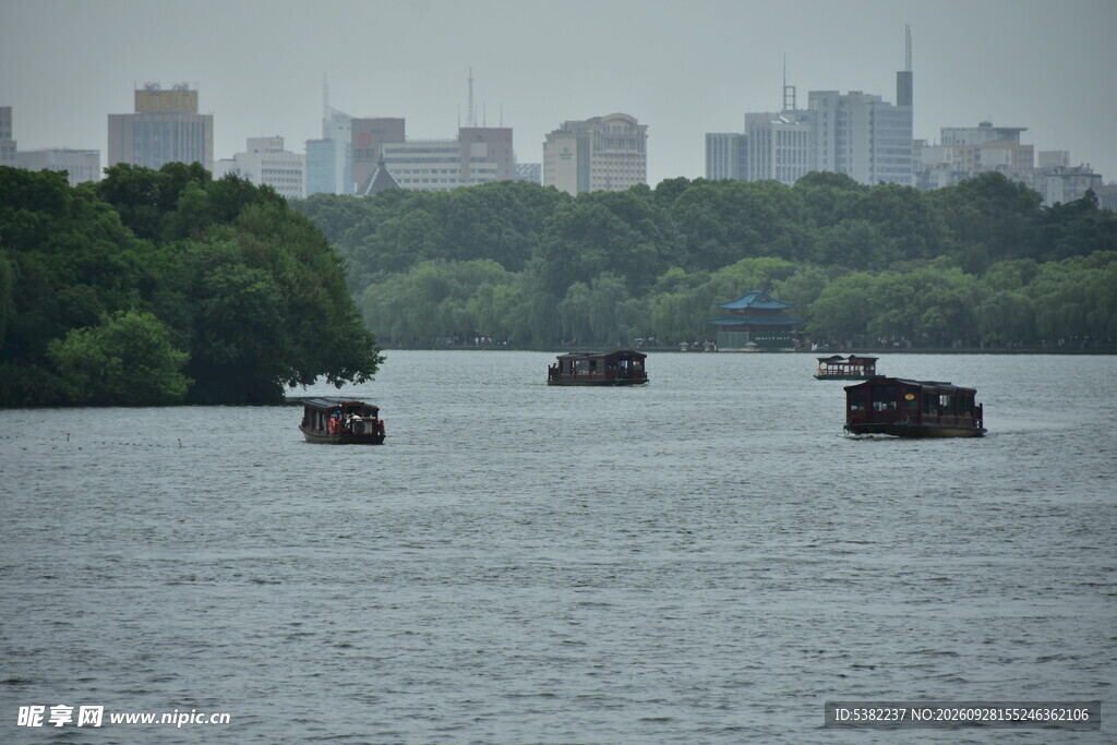 湖上游船城市远景