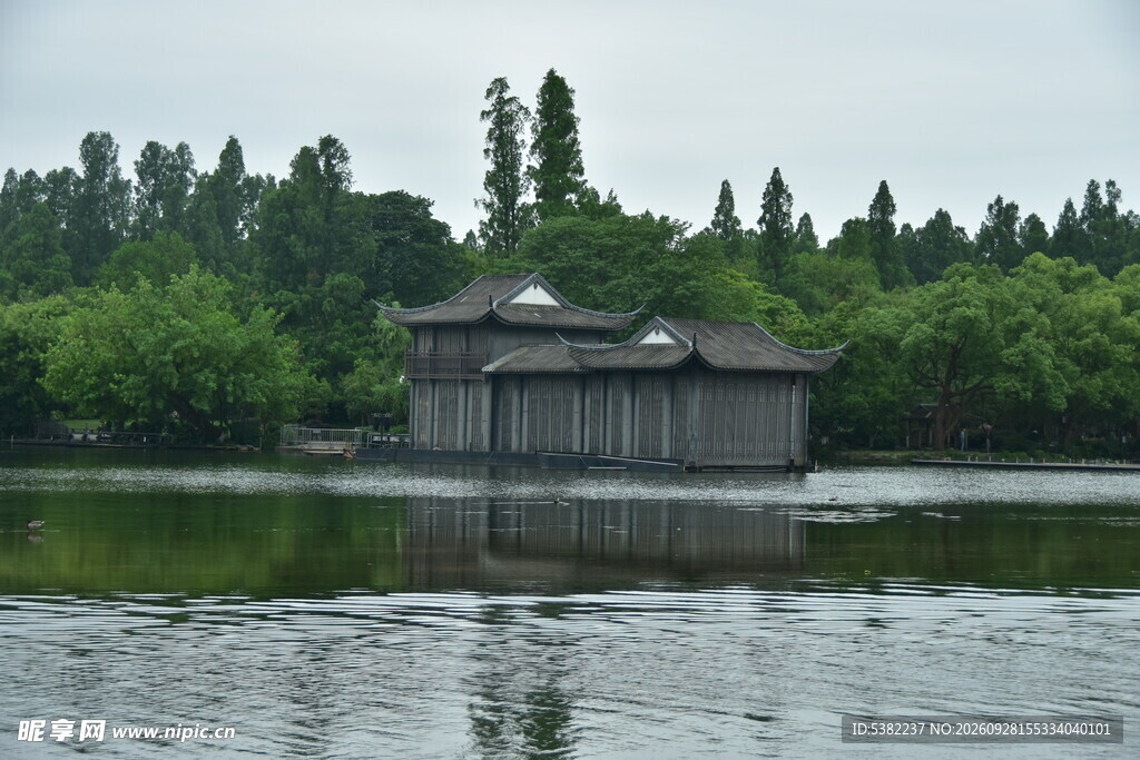 湖畔水榭湖景风光