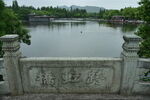 湖畔石栏远眺湖景