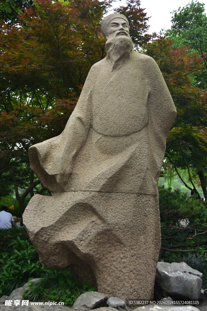 古代文人苏东坡石雕立像