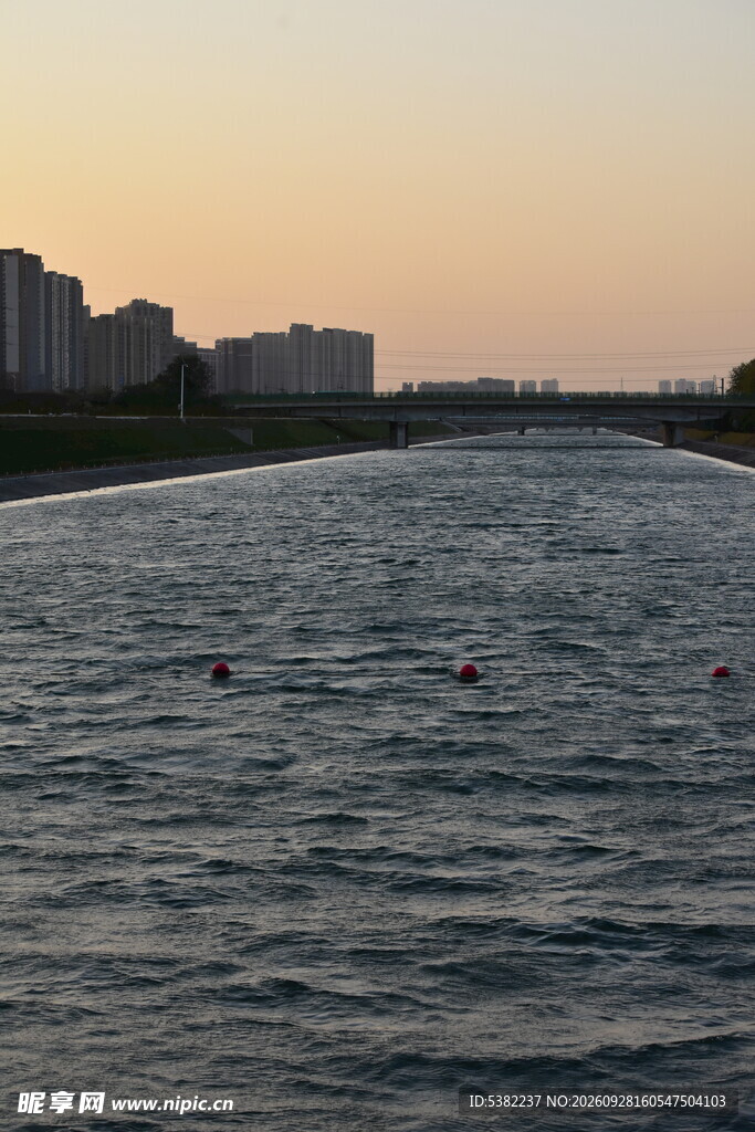 黄昏河畔城市风光