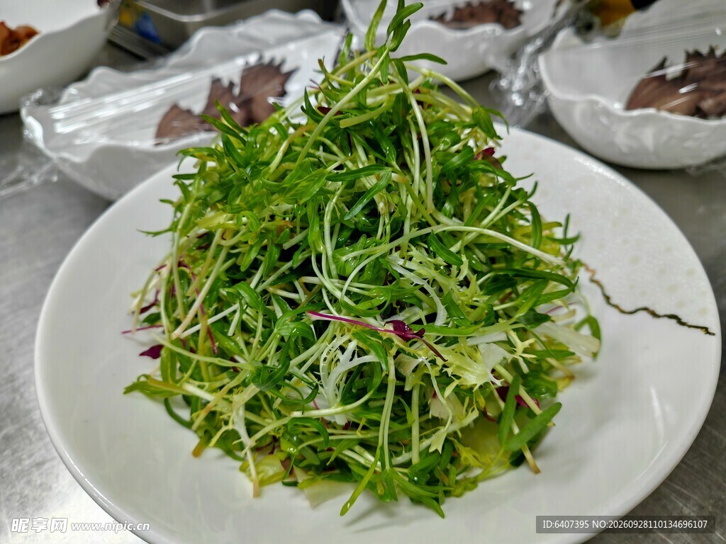 凉拌苦菊清爽凉菜