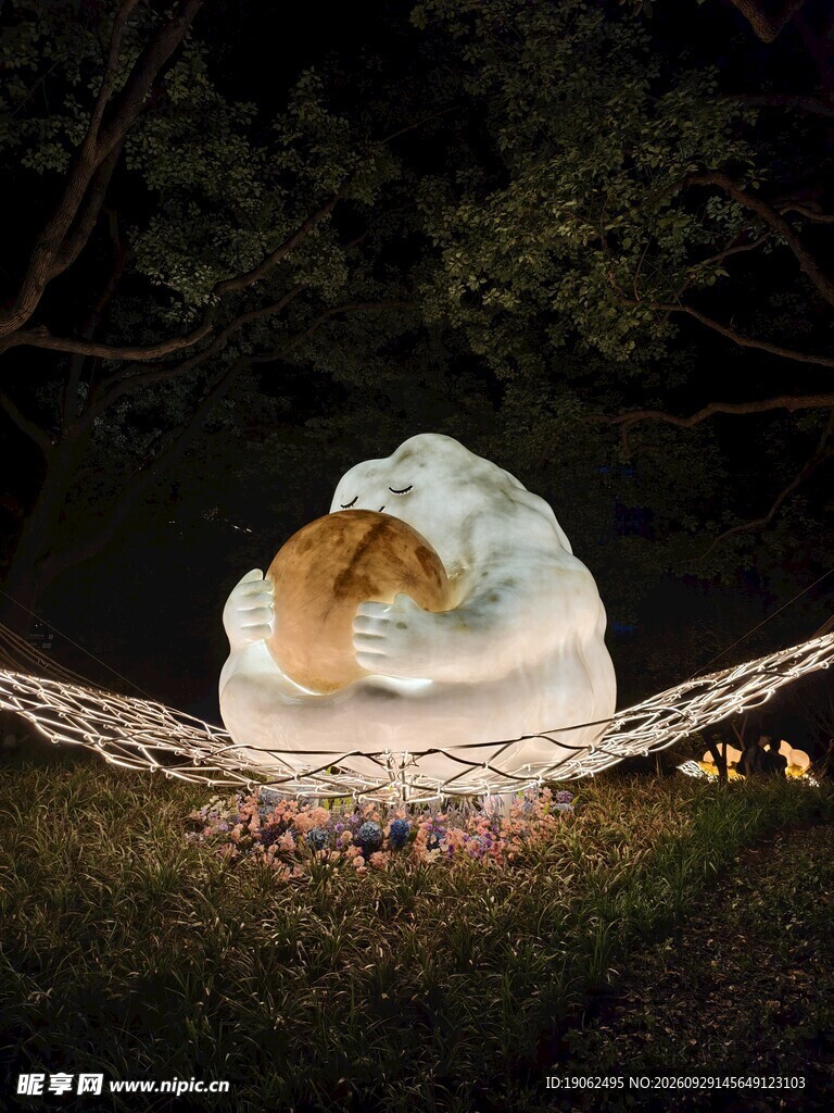拥抱月亮的云