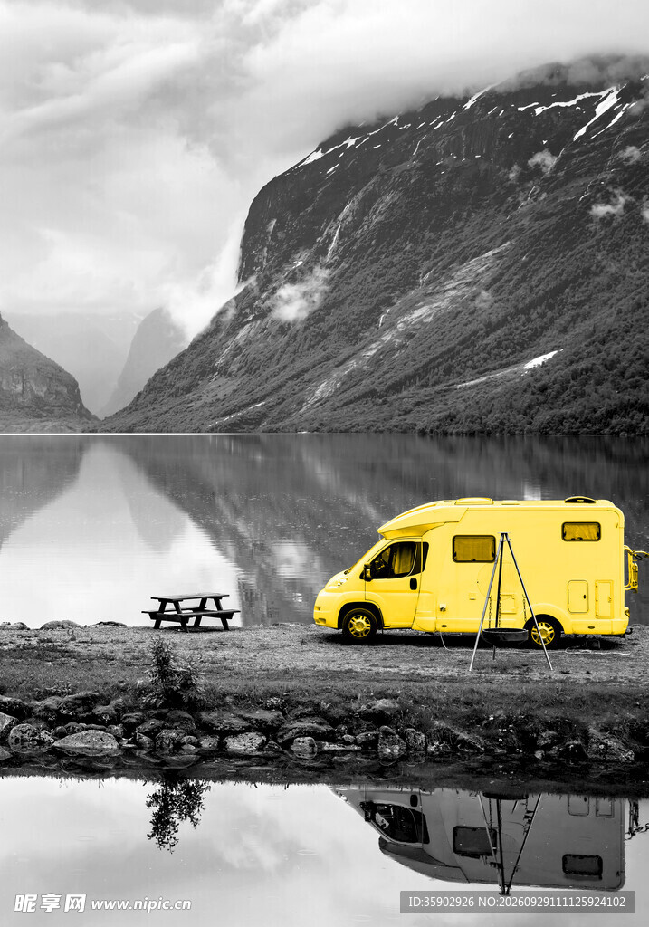 湖畔房车旅行风景