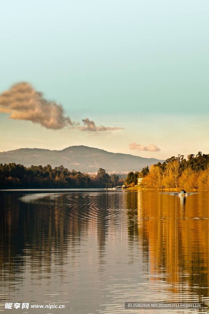 湖畔秋日黄昏美景