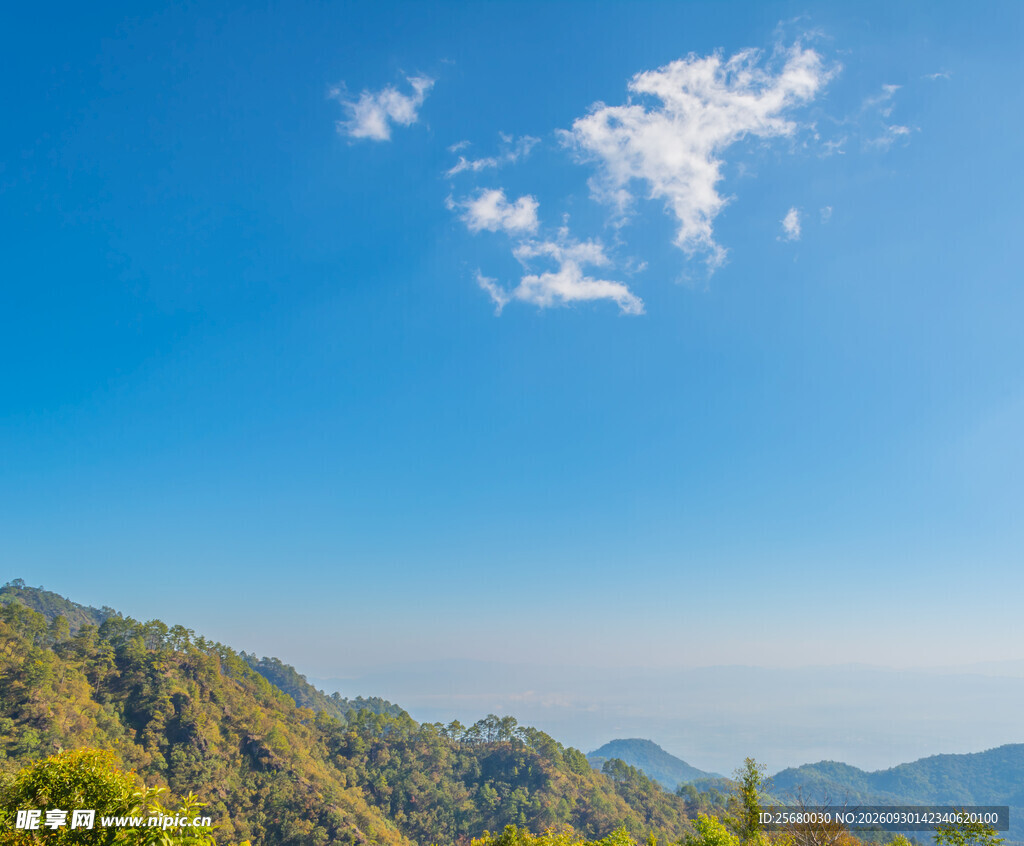 晴空山野自然风光