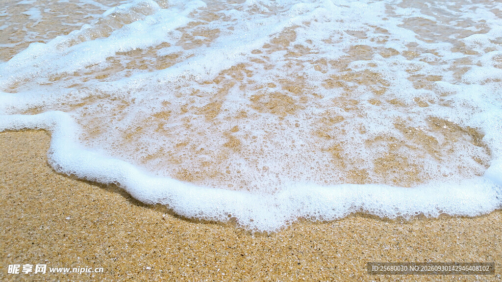 沙滩边的海浪泡沫