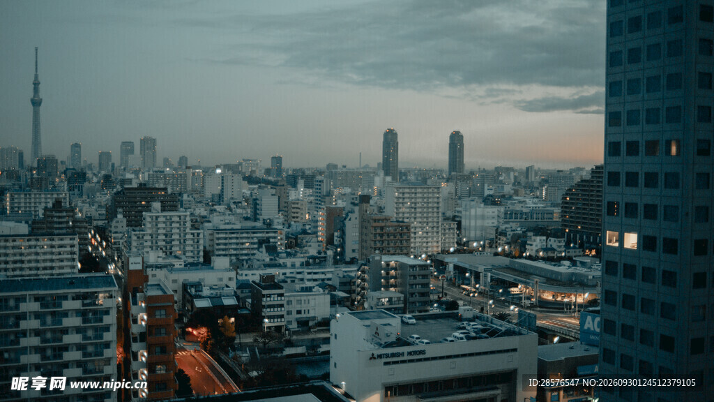 暮色下的城市远景