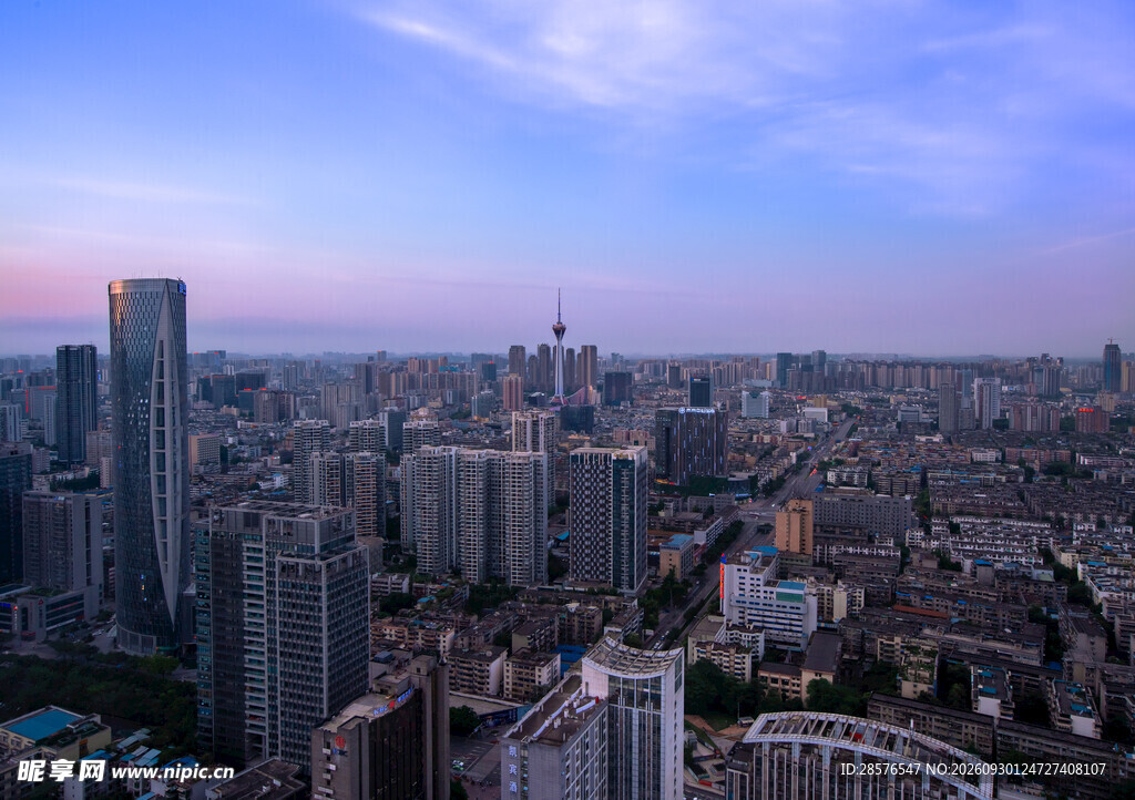 暮色下的城市全景