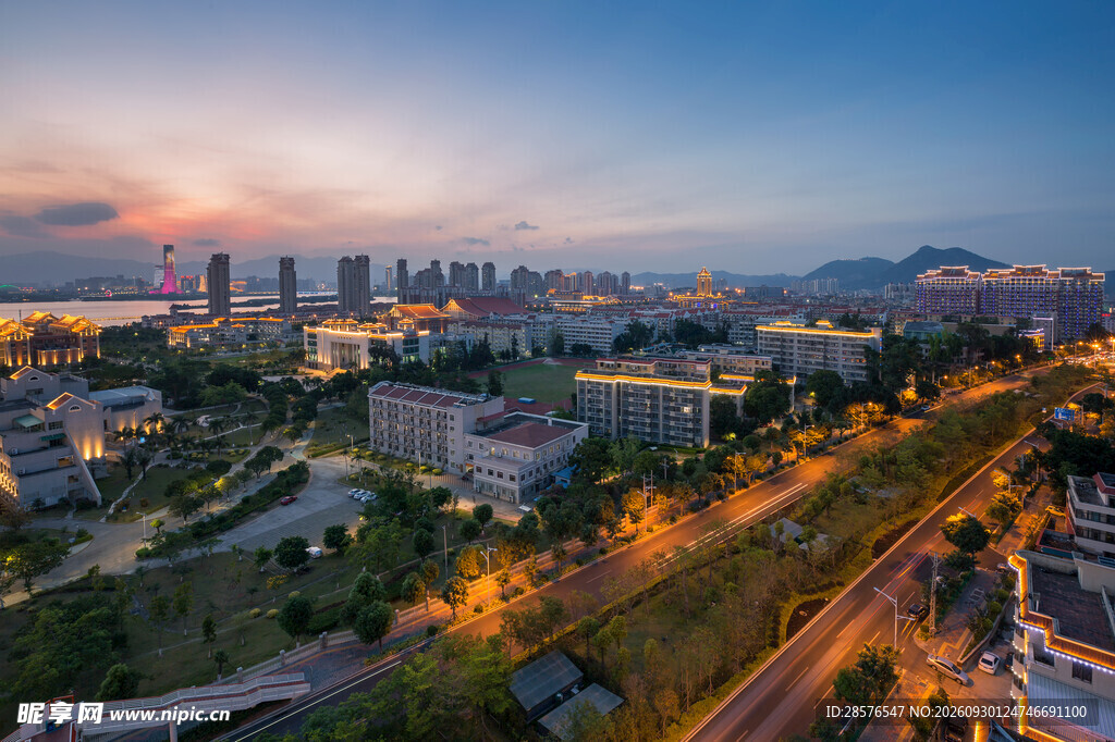 黄昏城市滨江远景