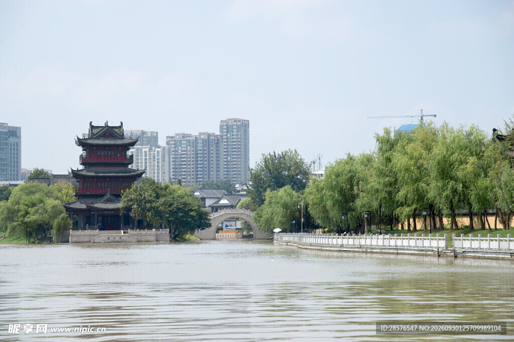 河畔古楼城市风光
