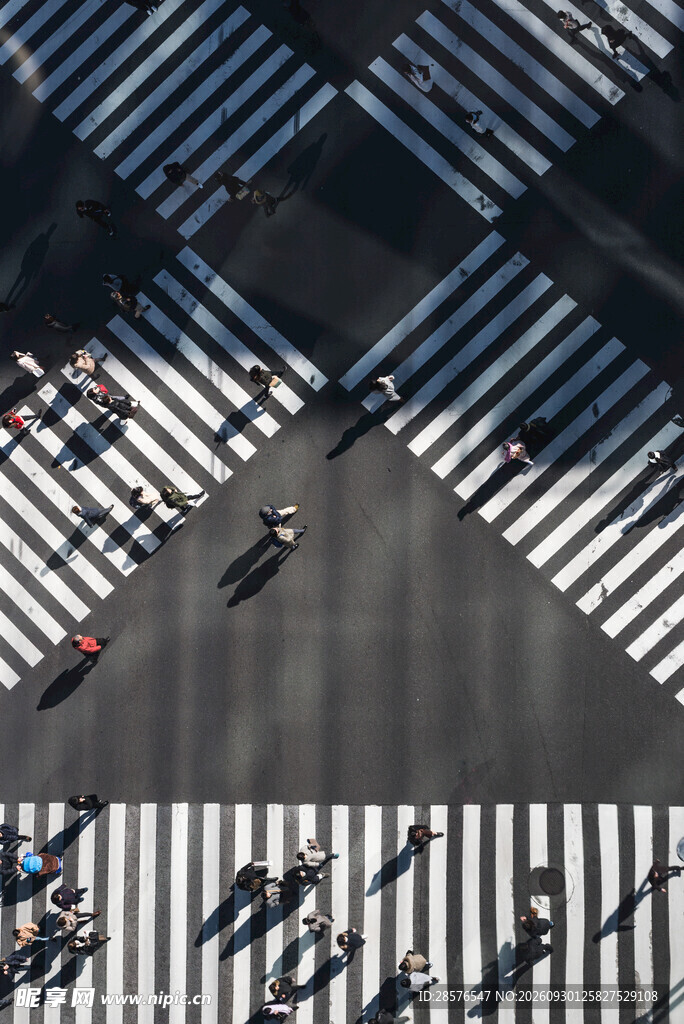 俯瞰城市路口过街行人