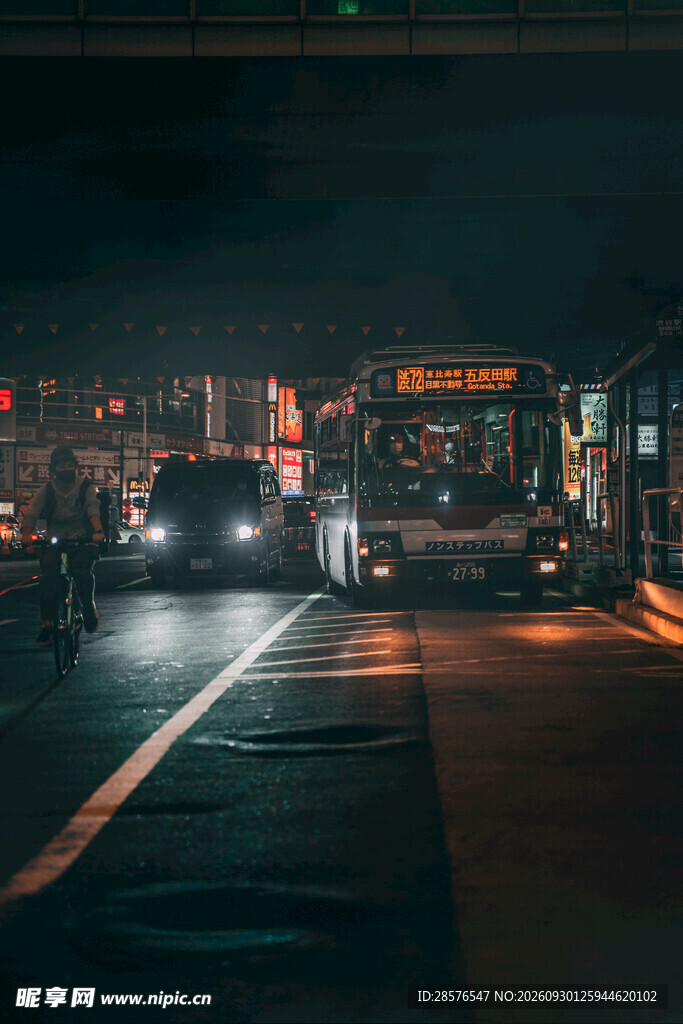 雨夜朦胧城市街景