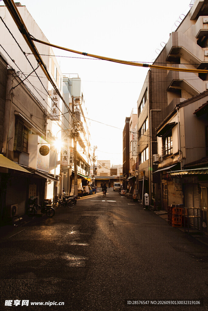 清晨老街暖光街景