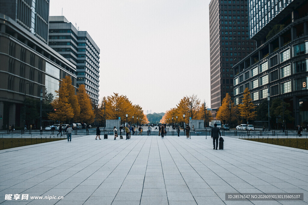 秋日城市广场街景