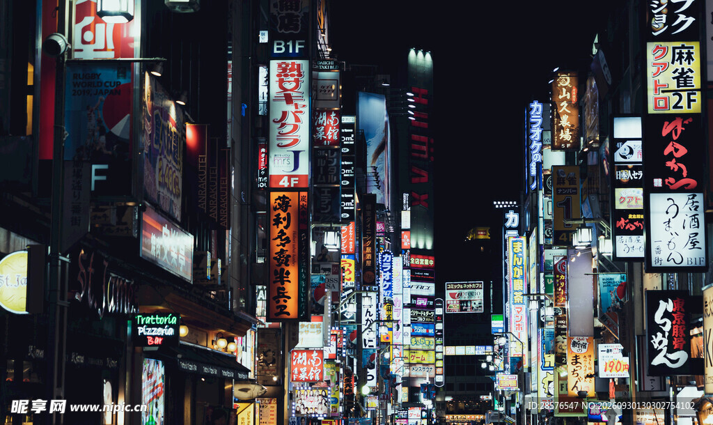 东京街头霓虹夜景