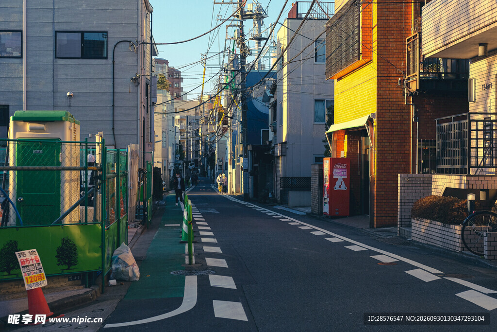 日系小巷晨光街景