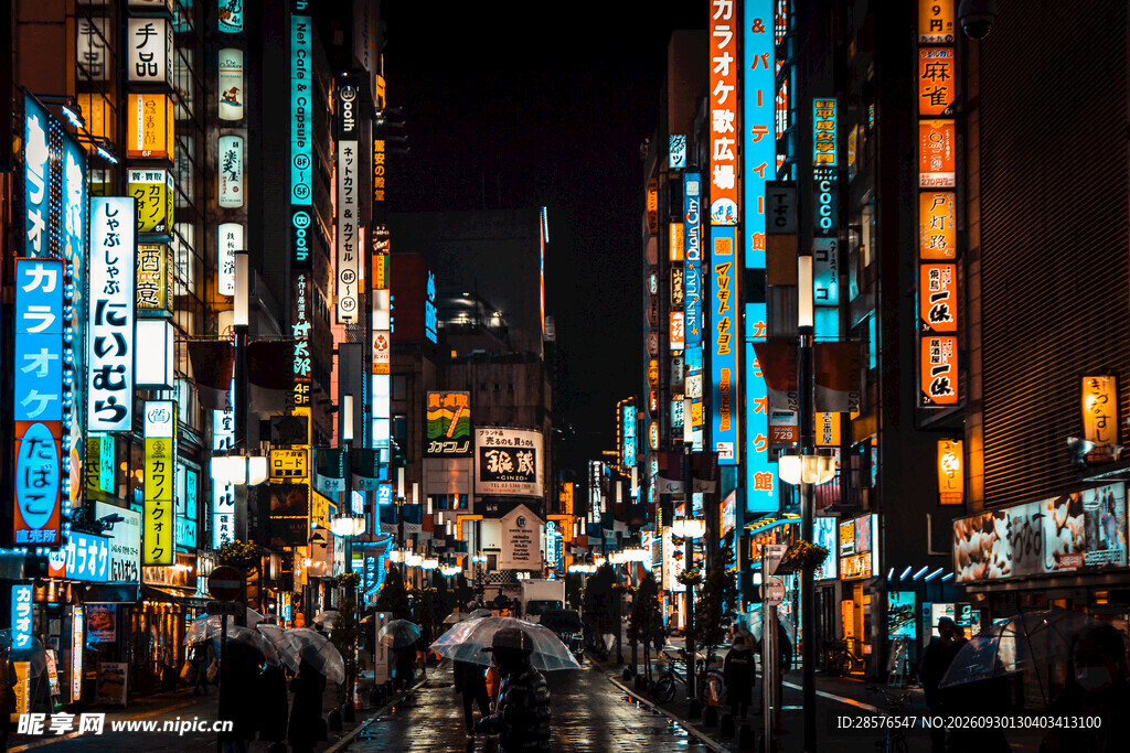 都市雨夜霓虹街景