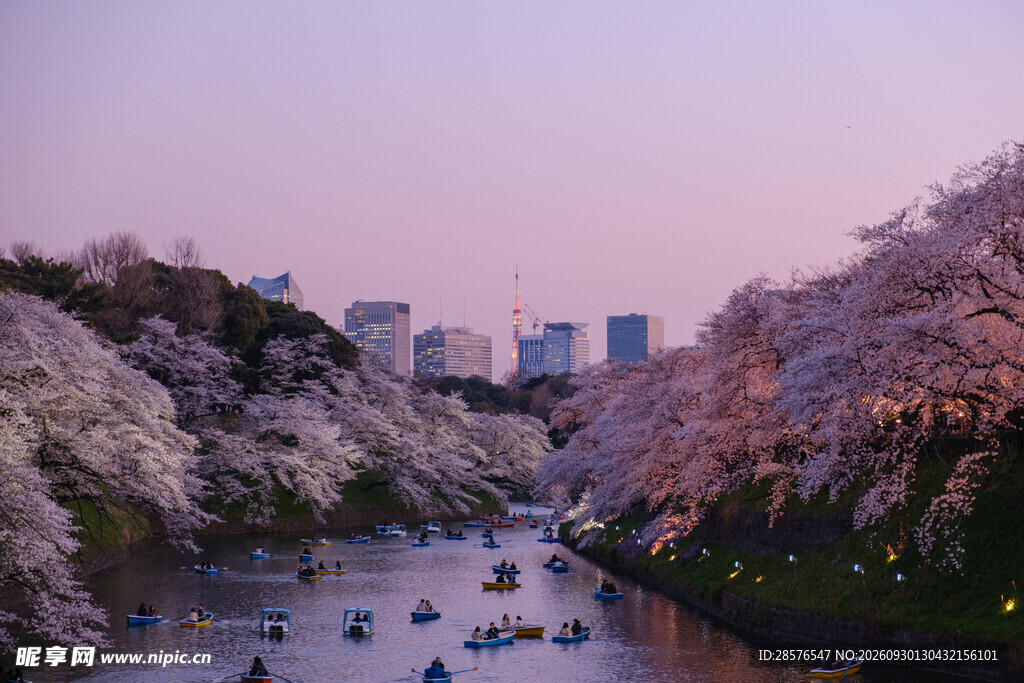 暮色山谷湖景风光