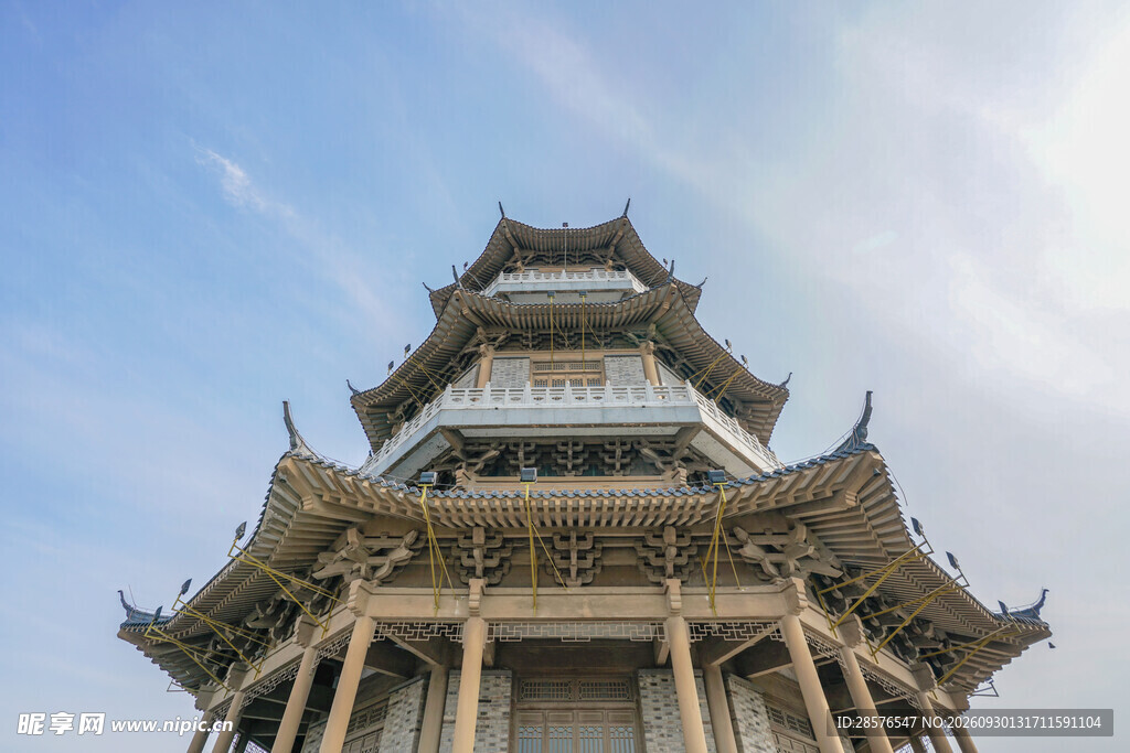蓝天下中式古楼仰拍