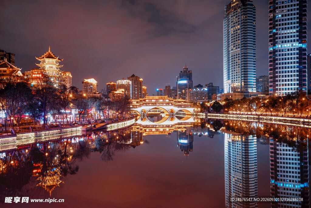 城市水岸夜景倒影