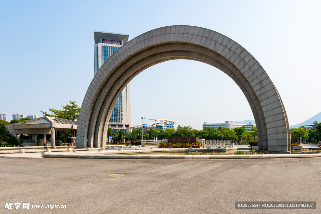 户外广场石拱地标建筑