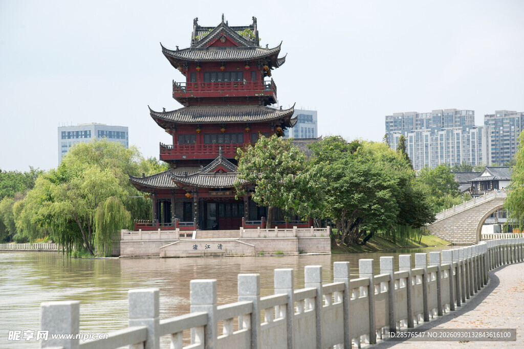 河畔古塔楼城市风光