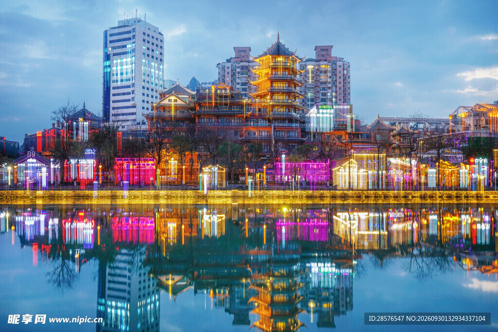 城市滨水建筑倒影