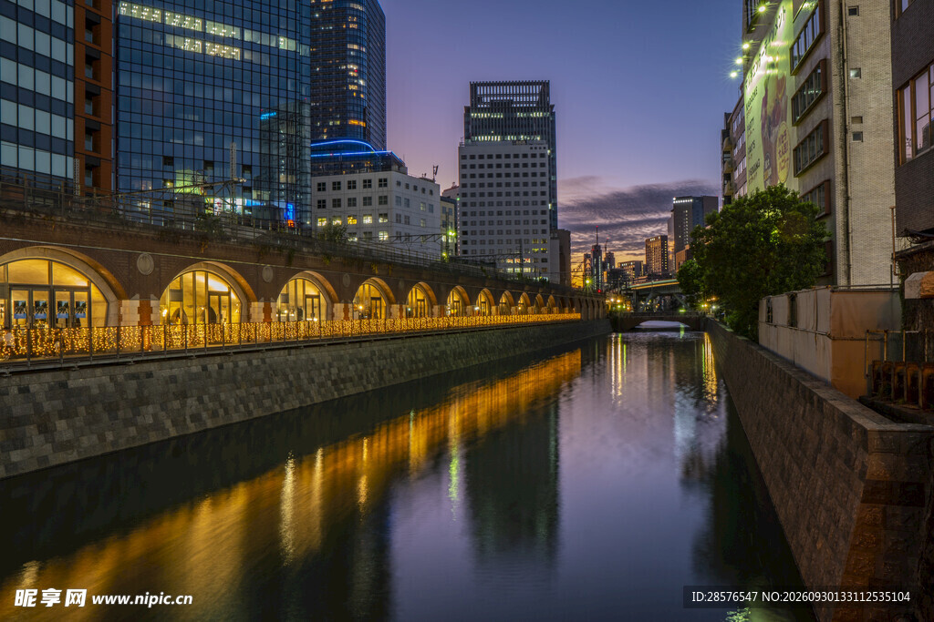 城市河畔黄昏夜景