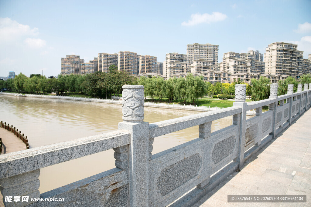 滨河沿岸城市风光