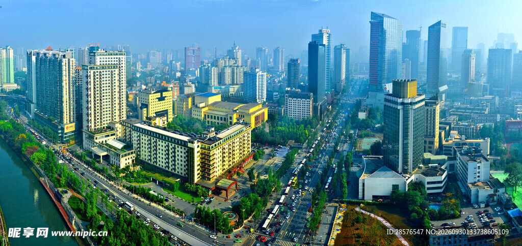 滨江城市建筑群全景