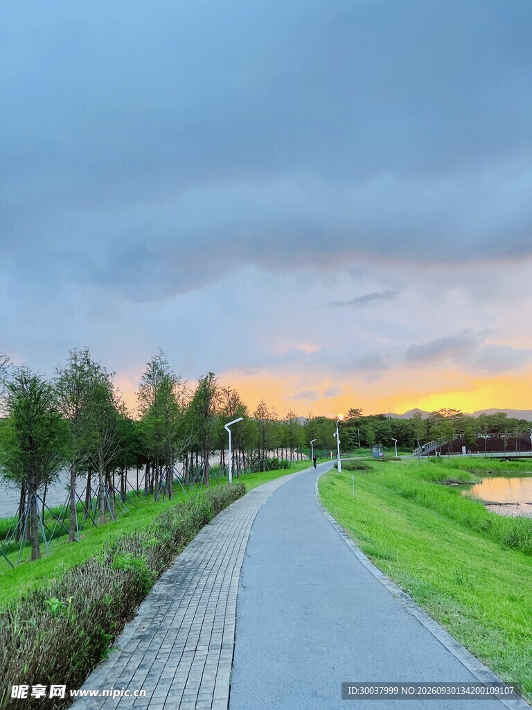 湖畔步道黄昏美景