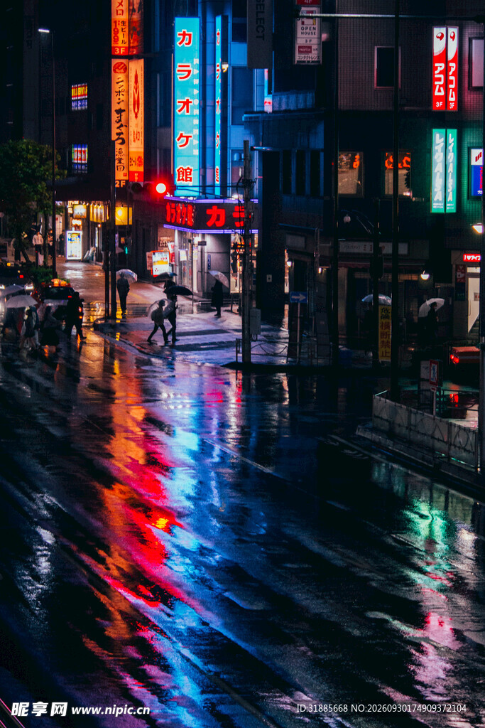 雨夜都市霓虹倒影
