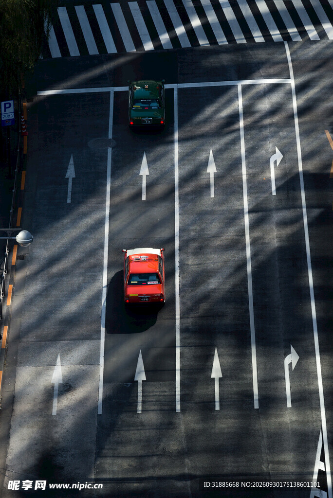 俯拍城市道路行车