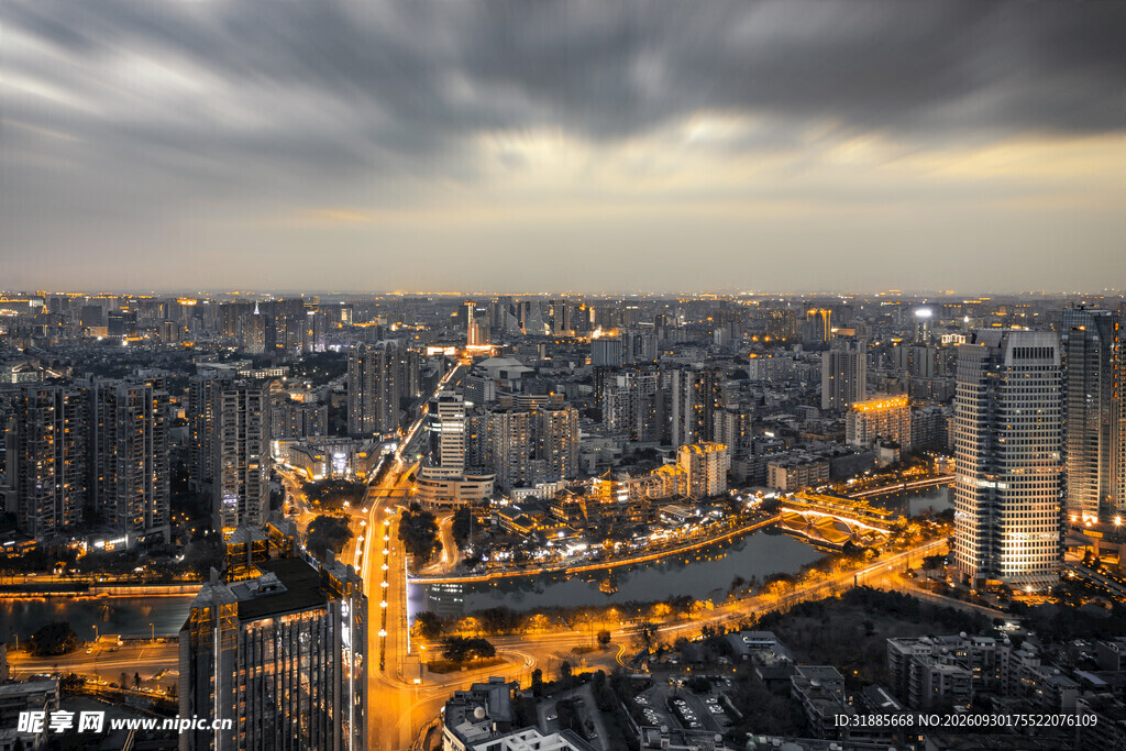 暮色下的城市高空俯瞰