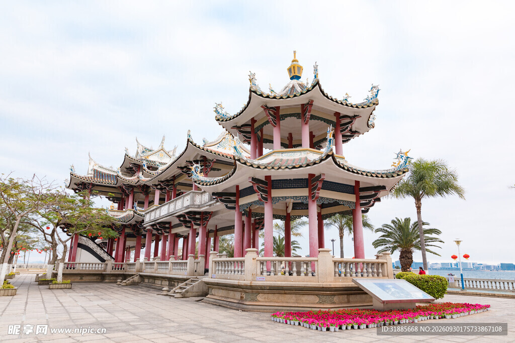 海滨中式古亭景观