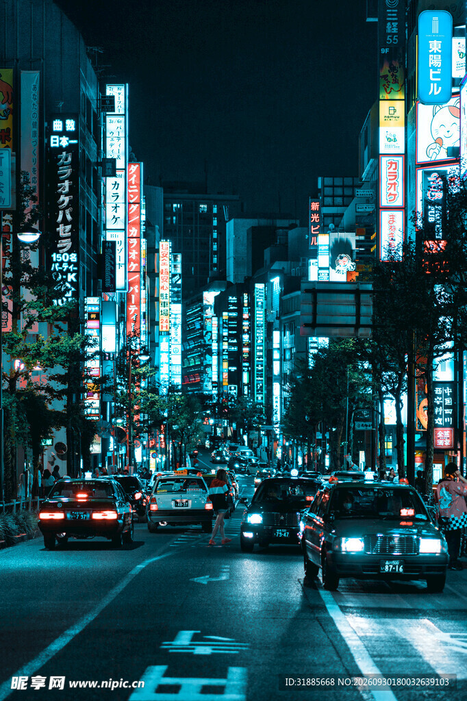 雨夜都市霓虹街景