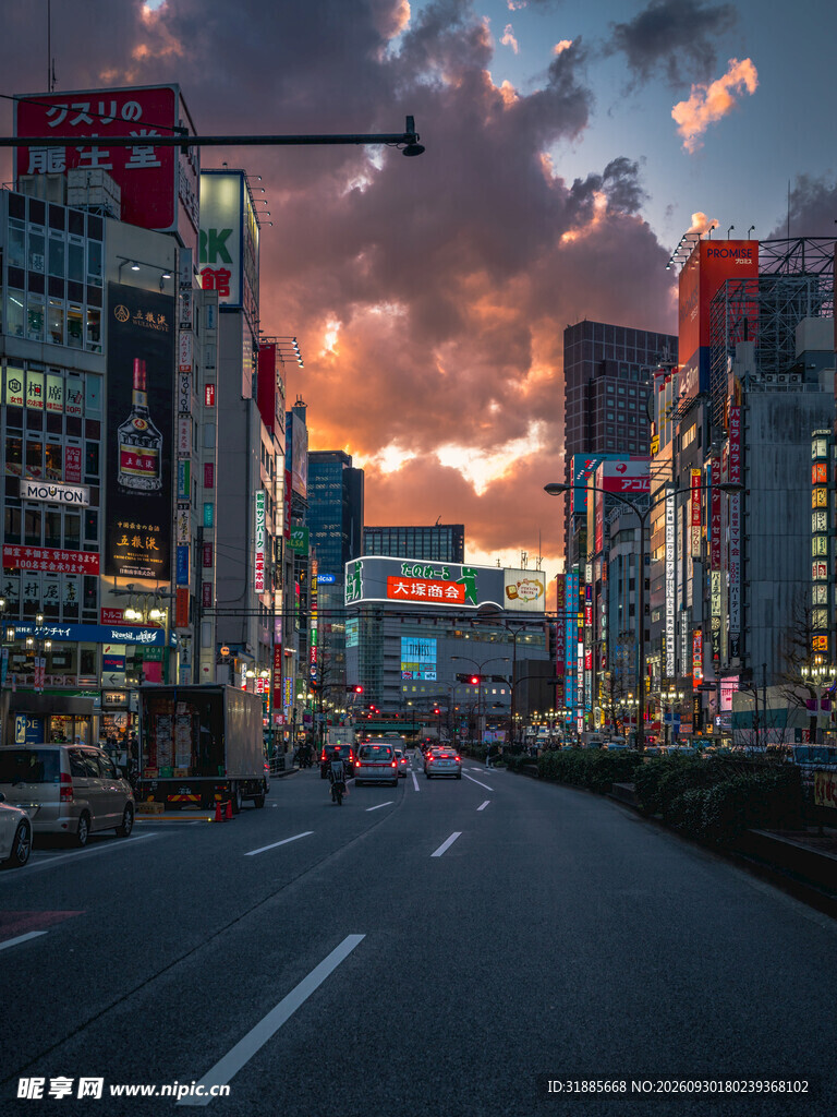 晚霞下的都市街景