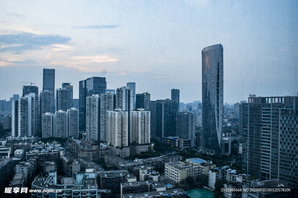 黄昏城市高楼建筑群