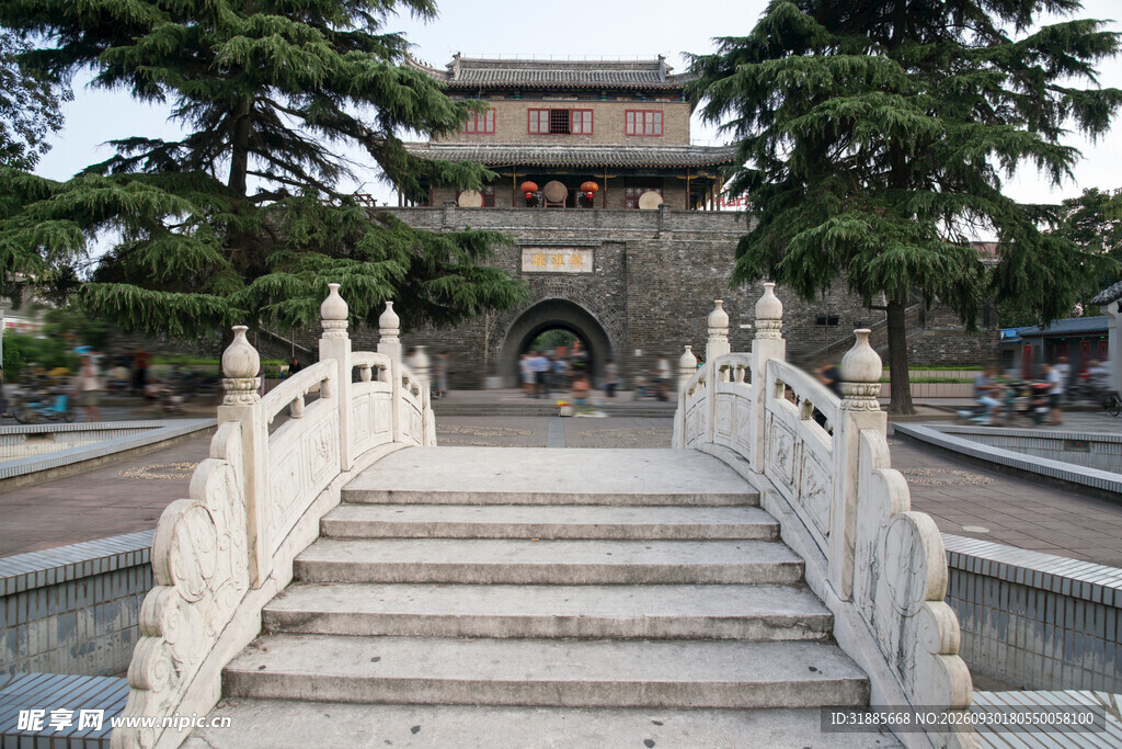 古城楼前汉白玉石桥