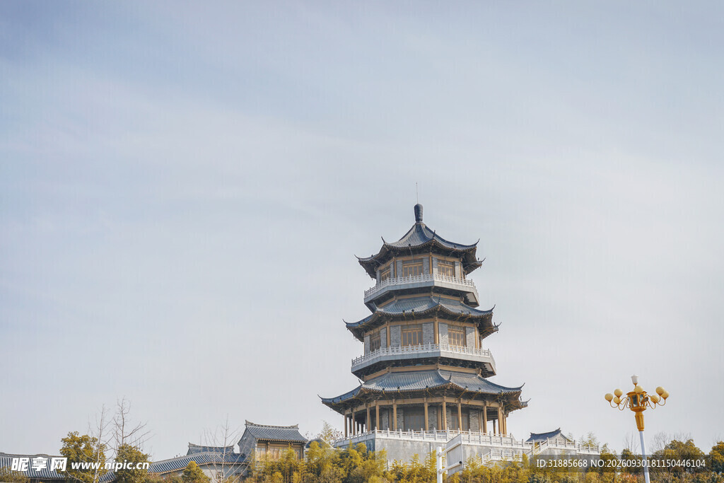 晴空下的中式古塔楼