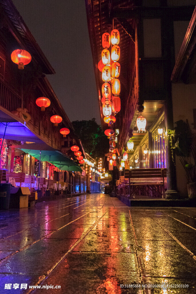雨夜古街朦胧夜景