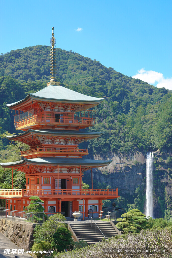 山畔日式古塔瀑布风光