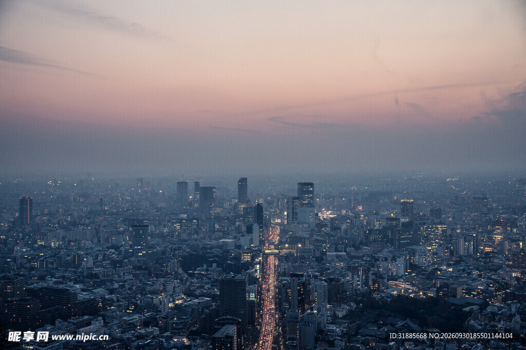 暮色城市朦胧远景