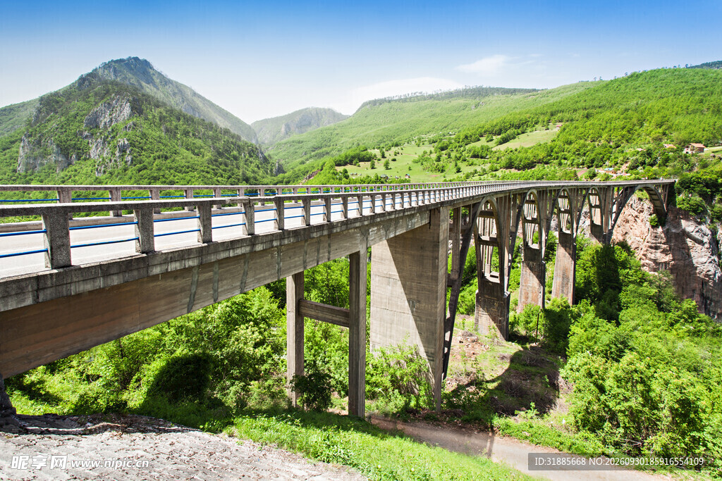 山间公路桥风光